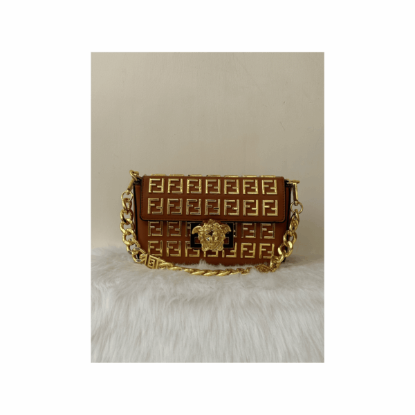 COLABORACION DE FENDY CON VERSACE